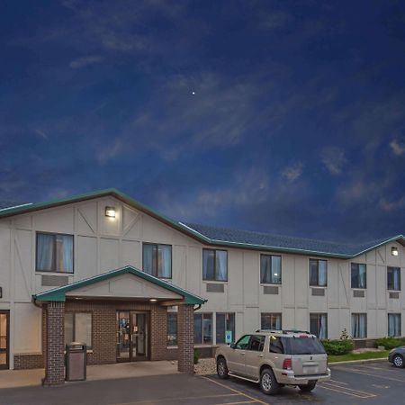 Delavan Inn And Suites Экстерьер фото