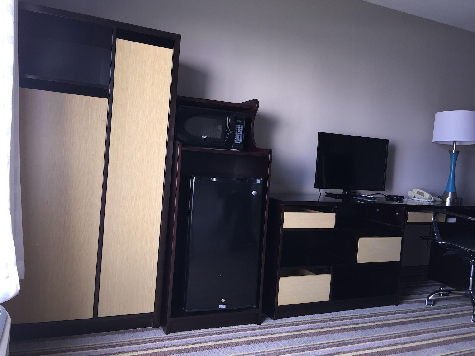 Delavan Inn And Suites Экстерьер фото