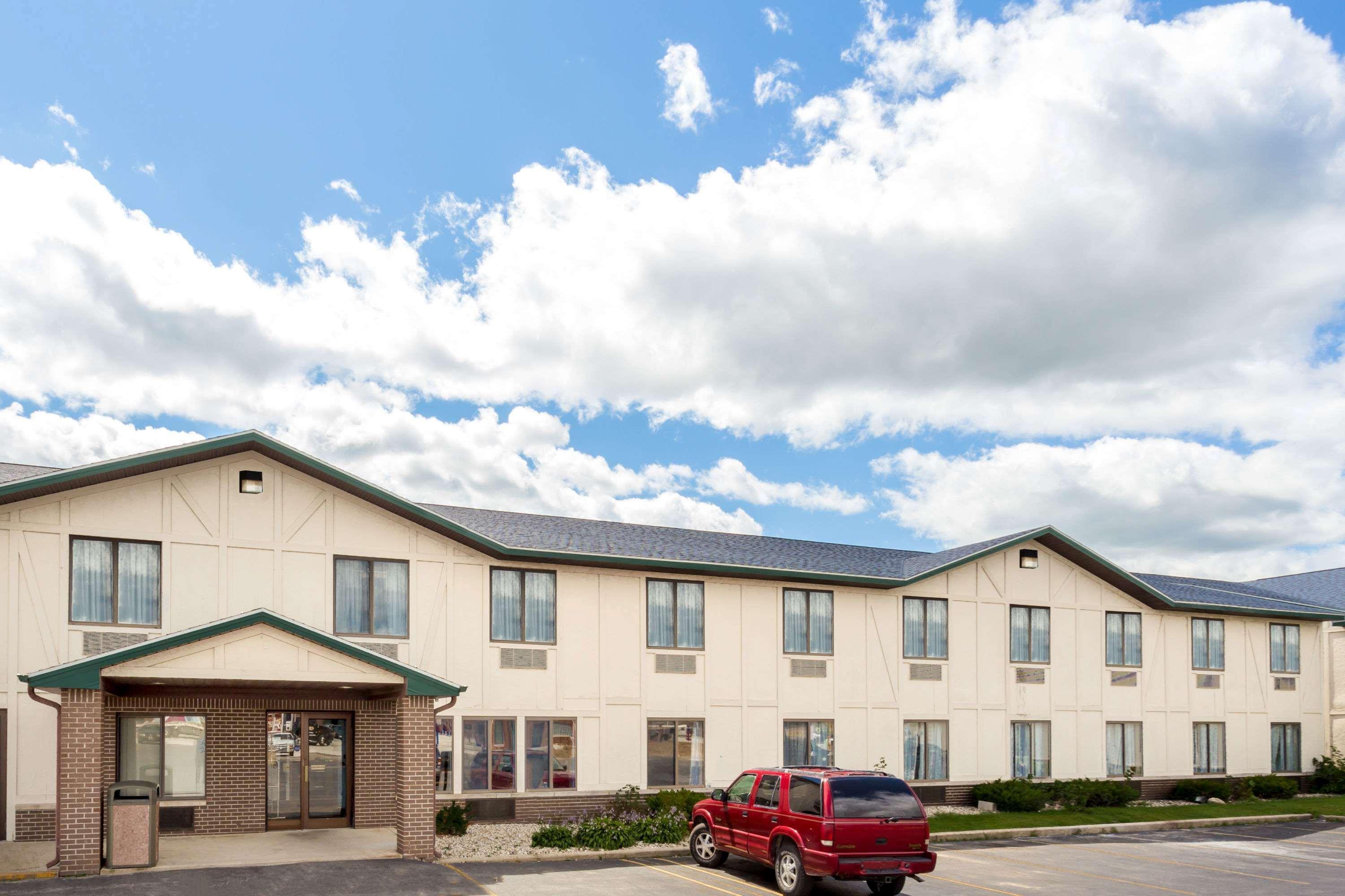Delavan Inn And Suites Экстерьер фото