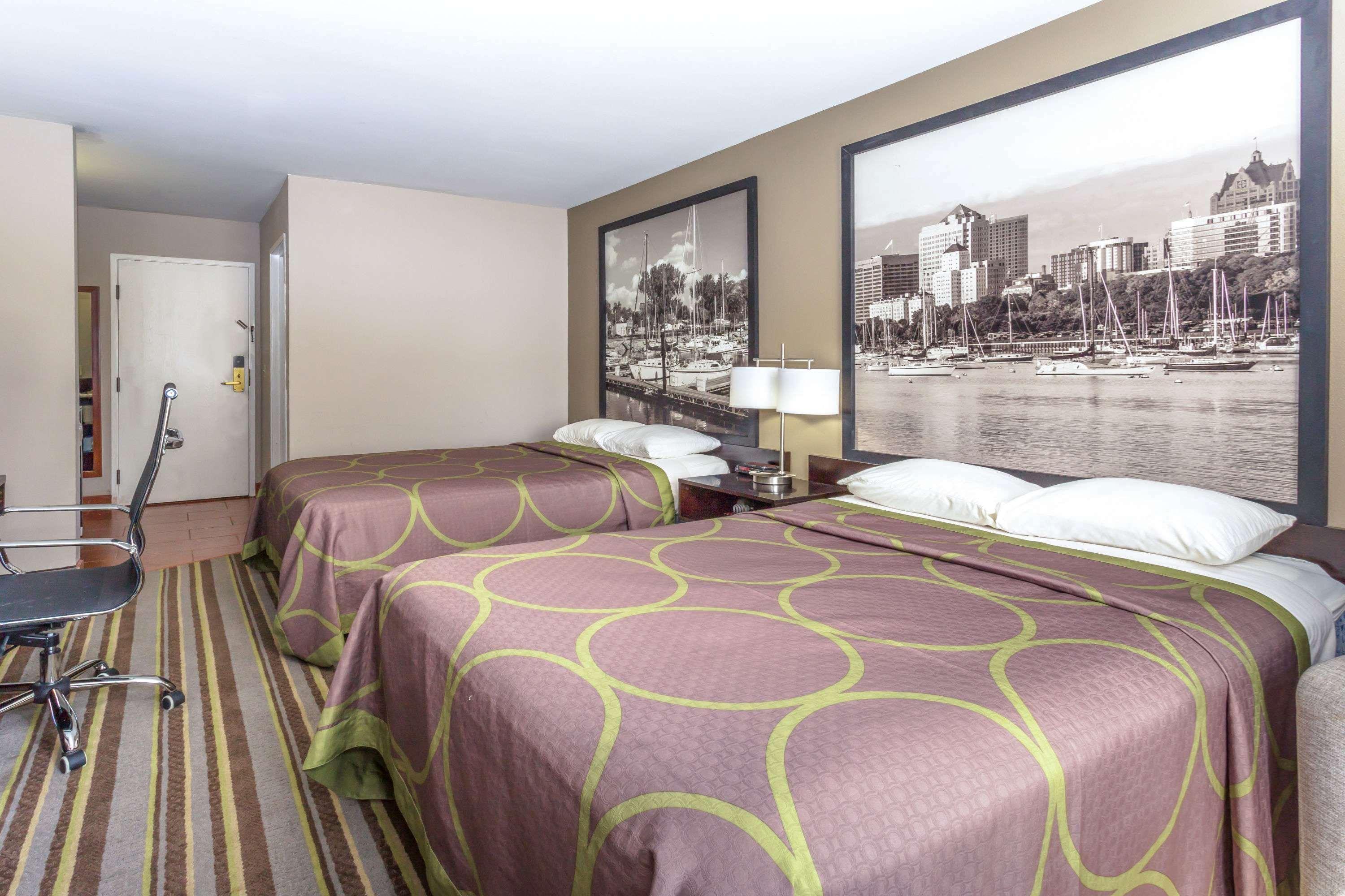 Delavan Inn And Suites Экстерьер фото