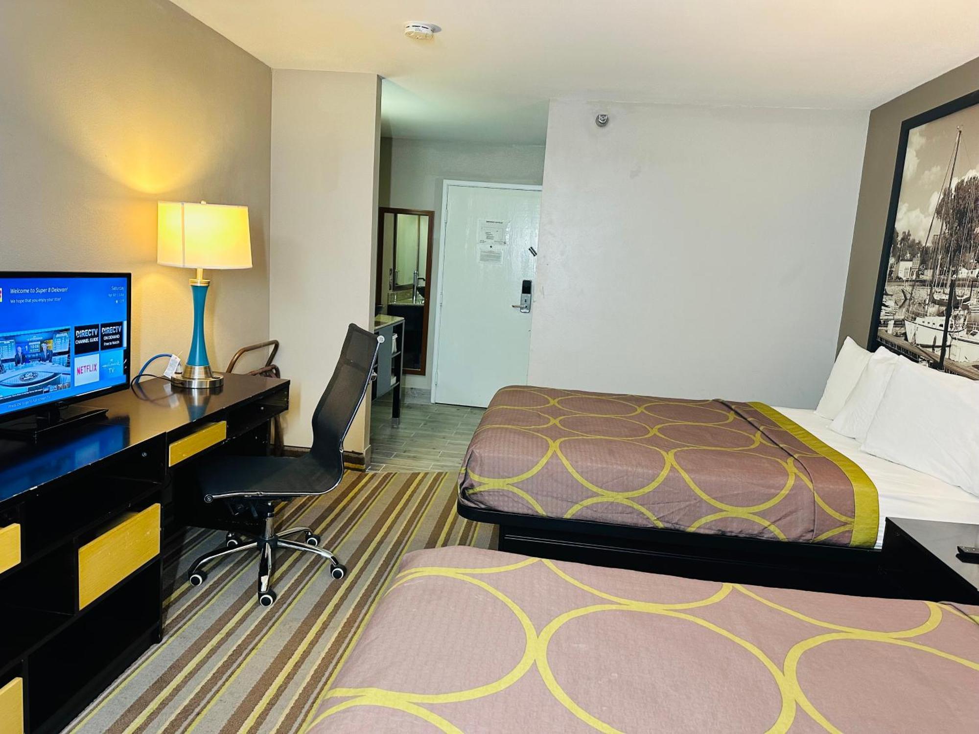 Delavan Inn And Suites Экстерьер фото