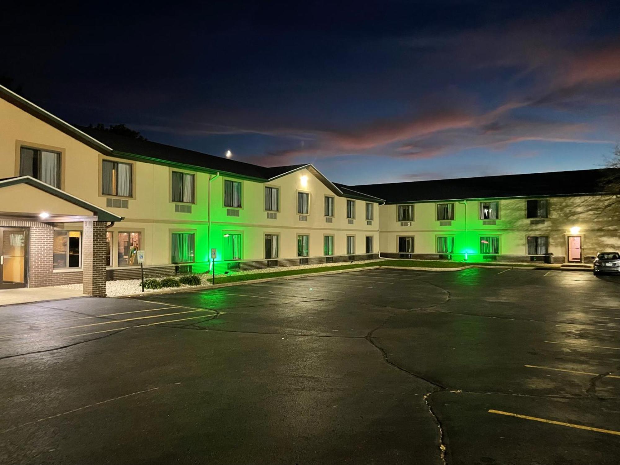 Delavan Inn And Suites Экстерьер фото