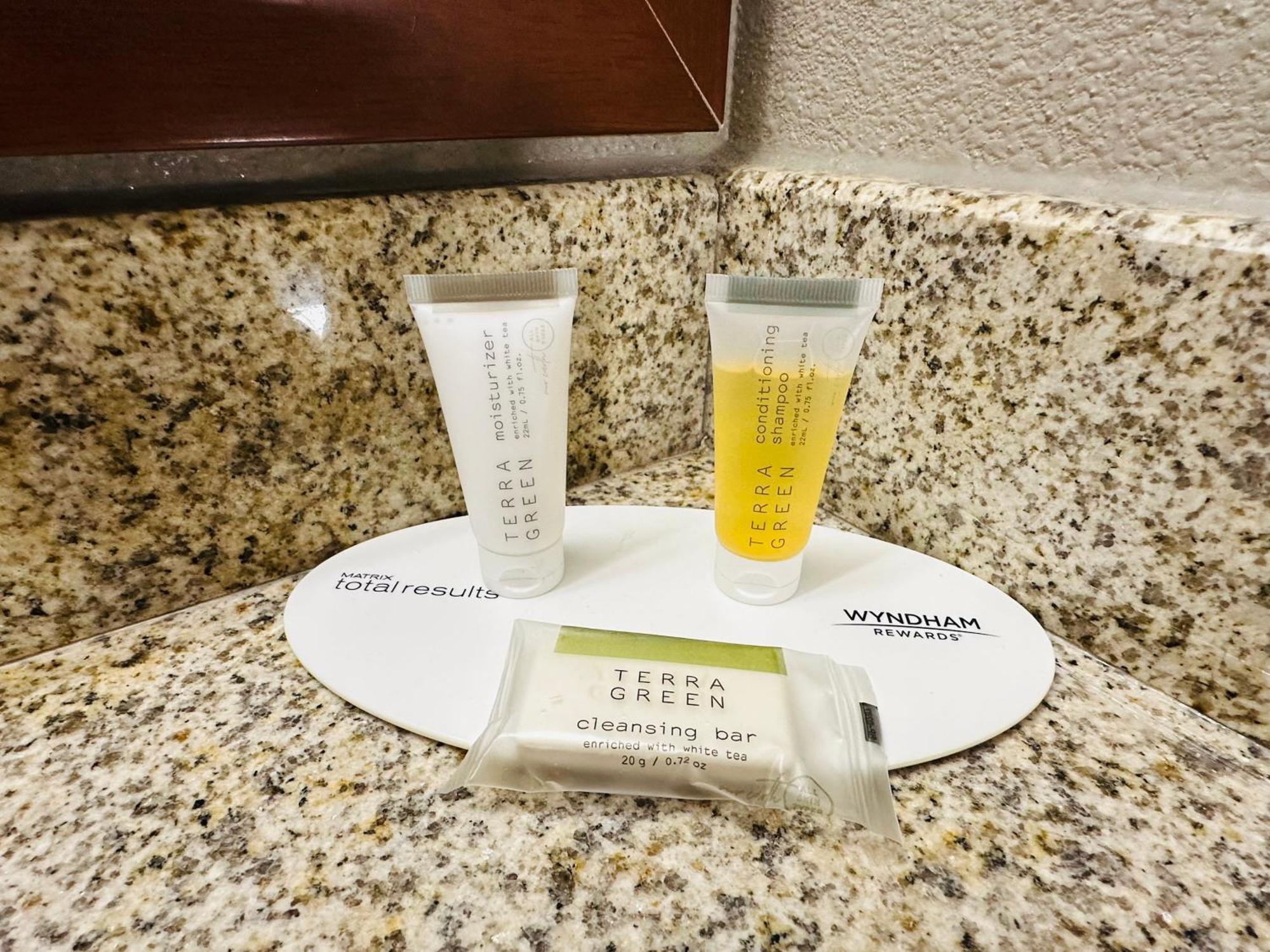 Delavan Inn And Suites Экстерьер фото