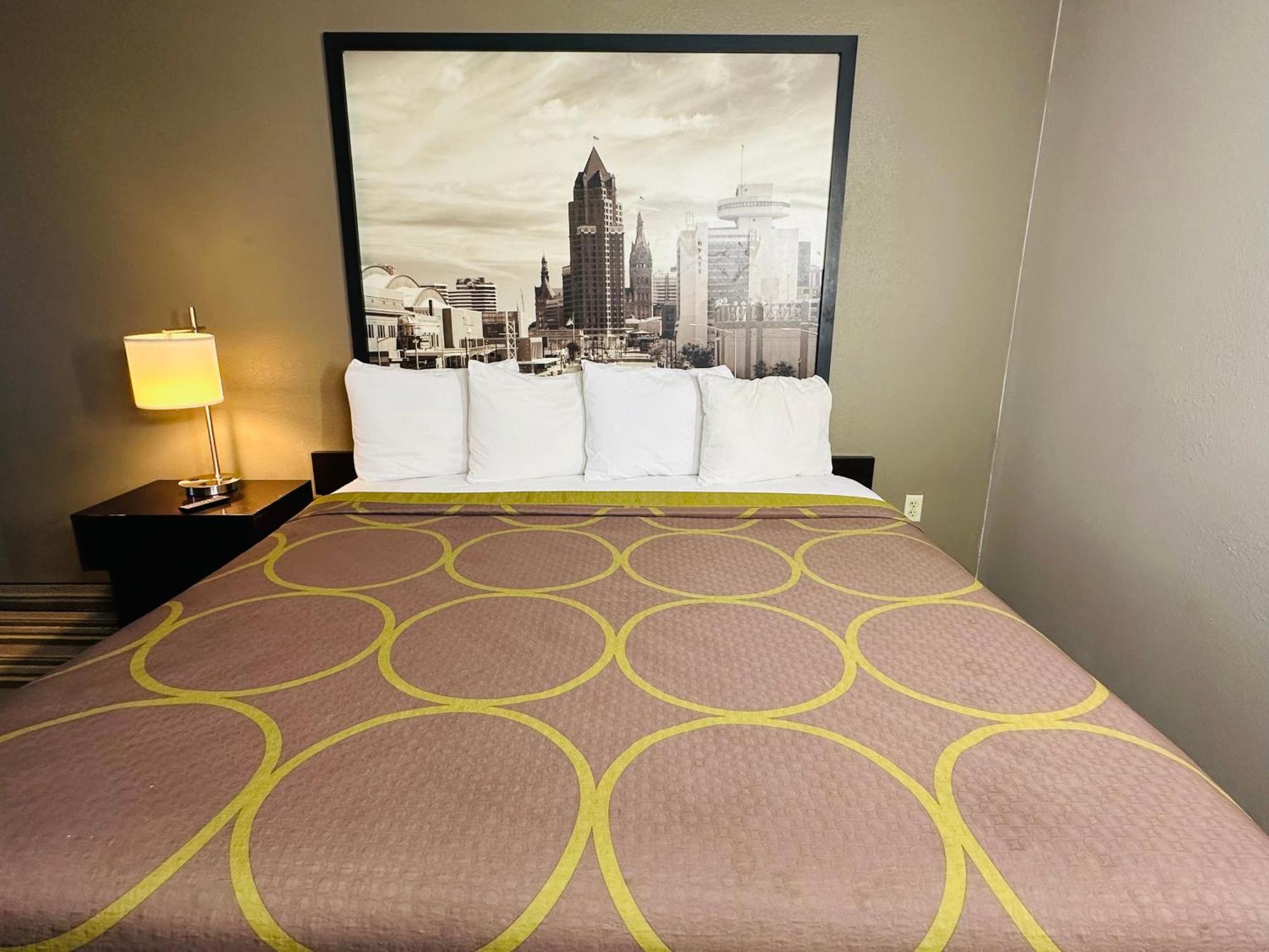 Delavan Inn And Suites Экстерьер фото