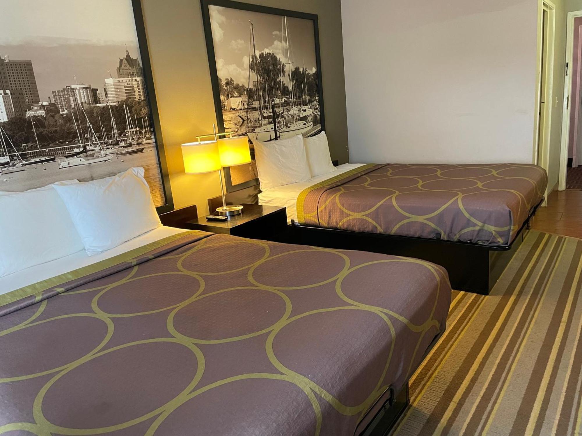 Delavan Inn And Suites Экстерьер фото