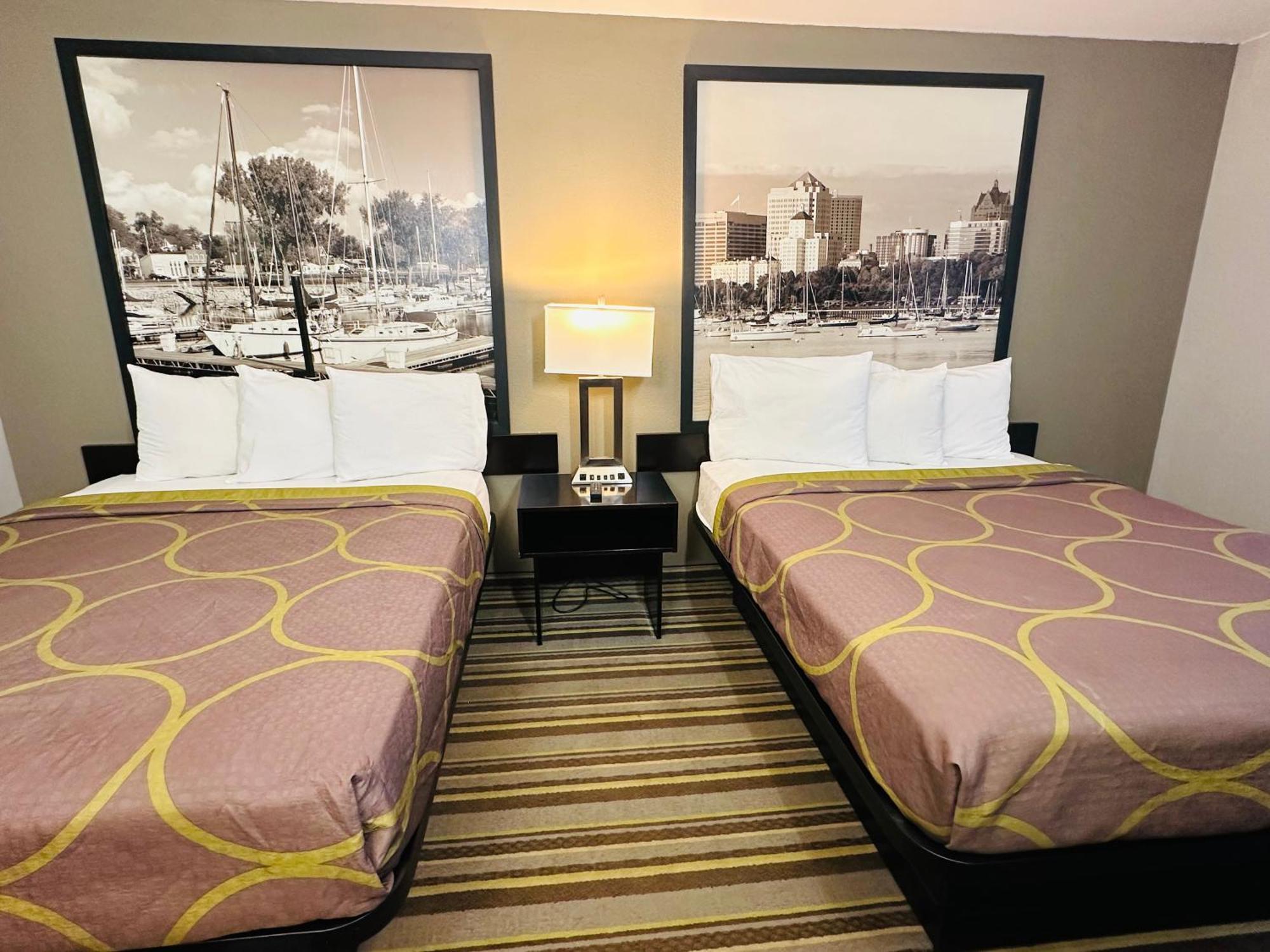 Delavan Inn And Suites Экстерьер фото