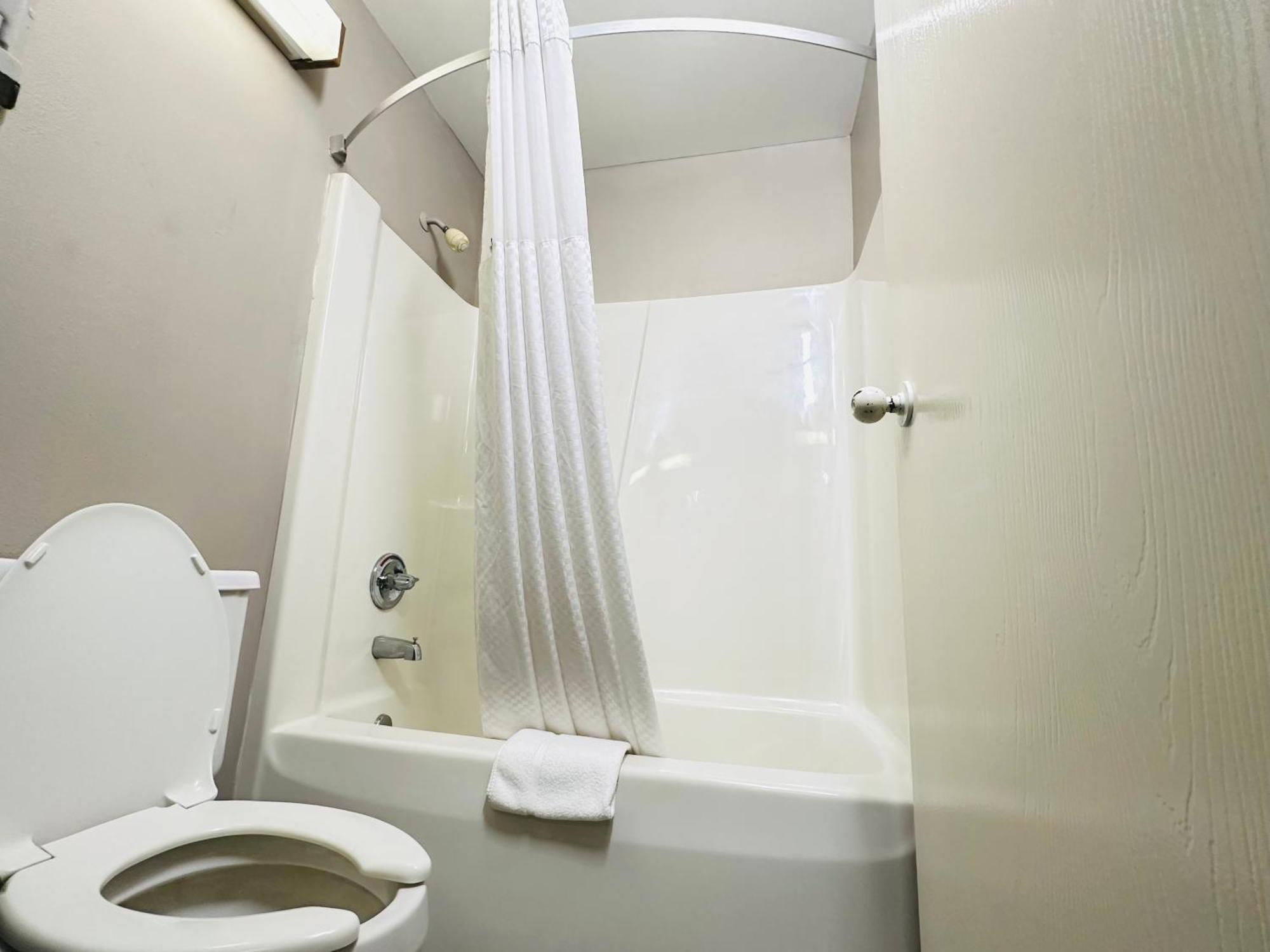 Delavan Inn And Suites Экстерьер фото