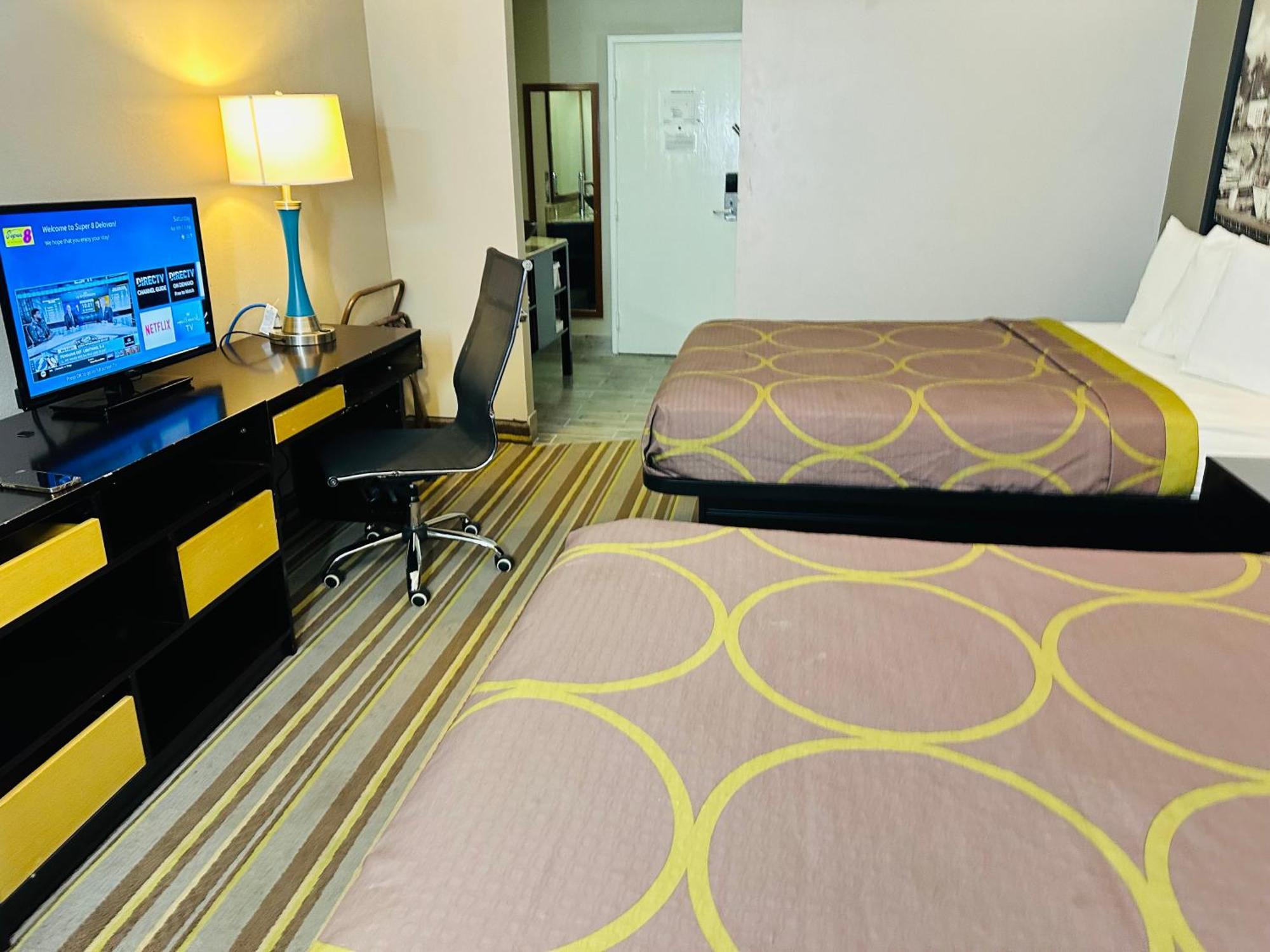 Delavan Inn And Suites Экстерьер фото