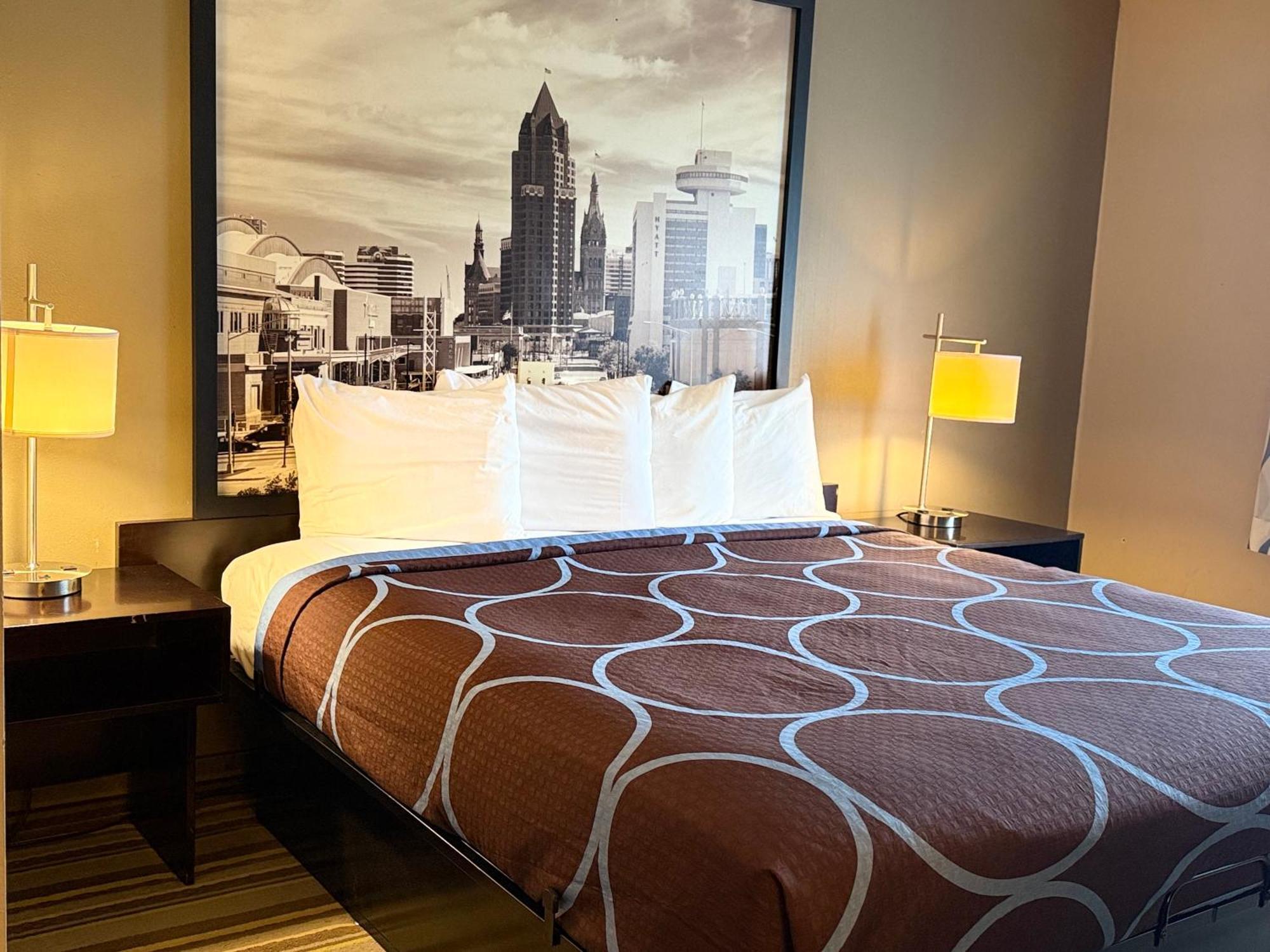 Delavan Inn And Suites Экстерьер фото
