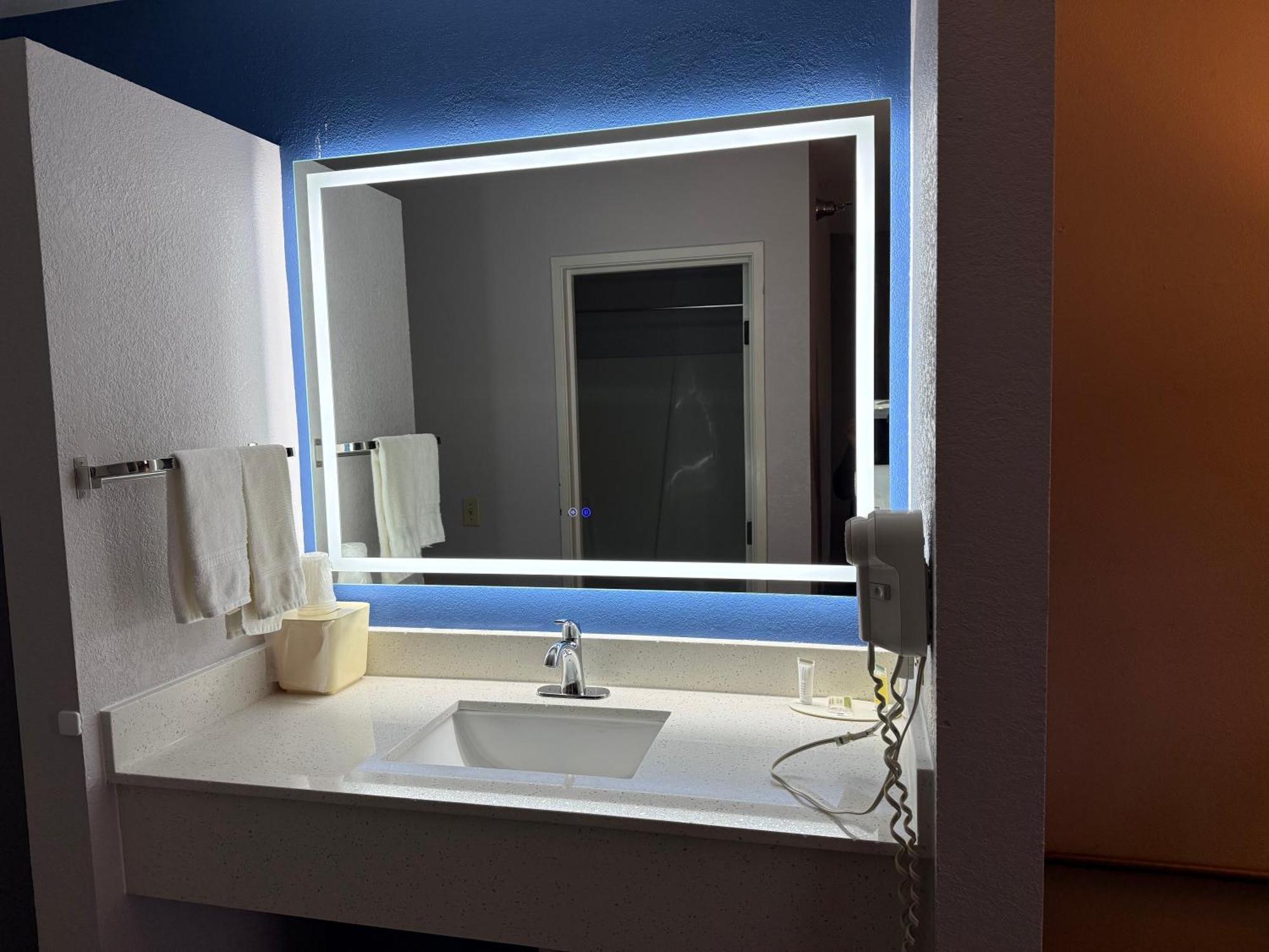 Delavan Inn And Suites Экстерьер фото