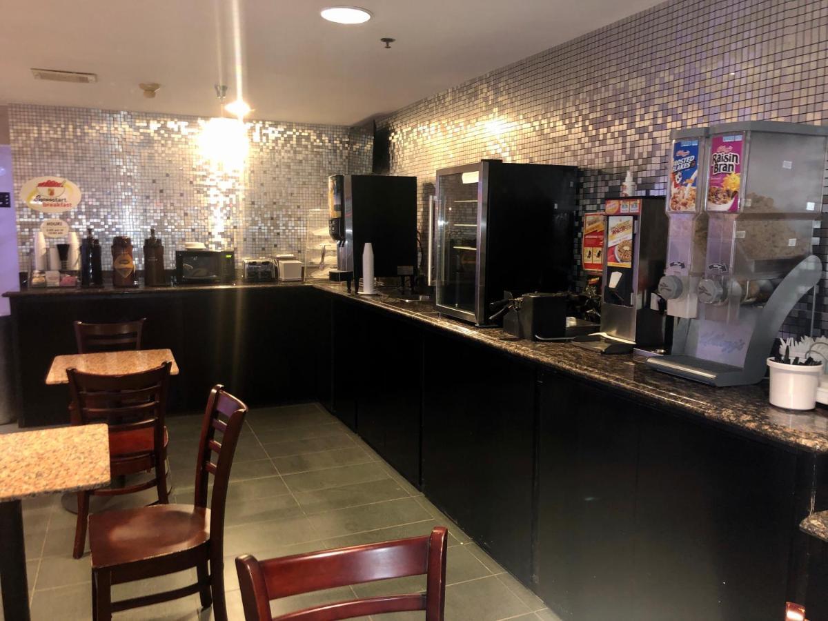 Delavan Inn And Suites Экстерьер фото