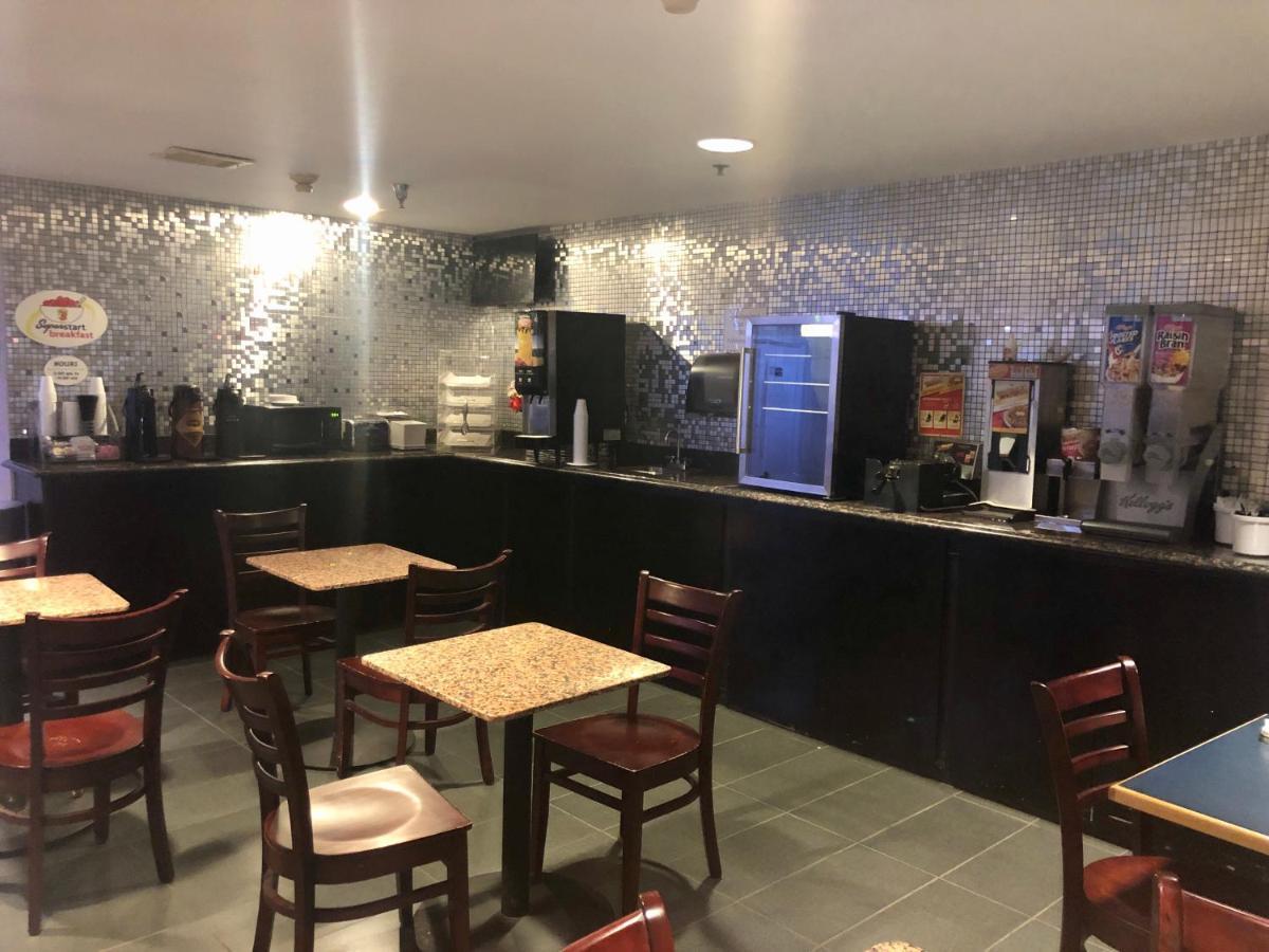 Delavan Inn And Suites Экстерьер фото